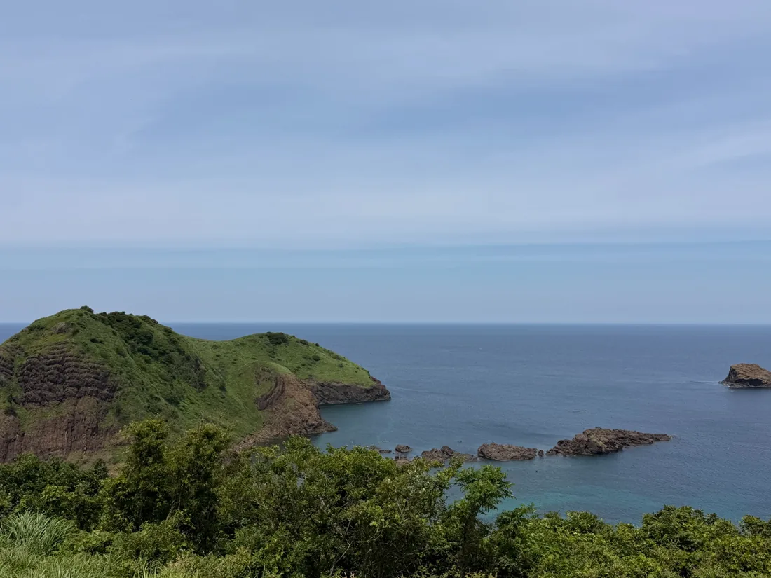 佐渡の海岸線と岩礁の景観