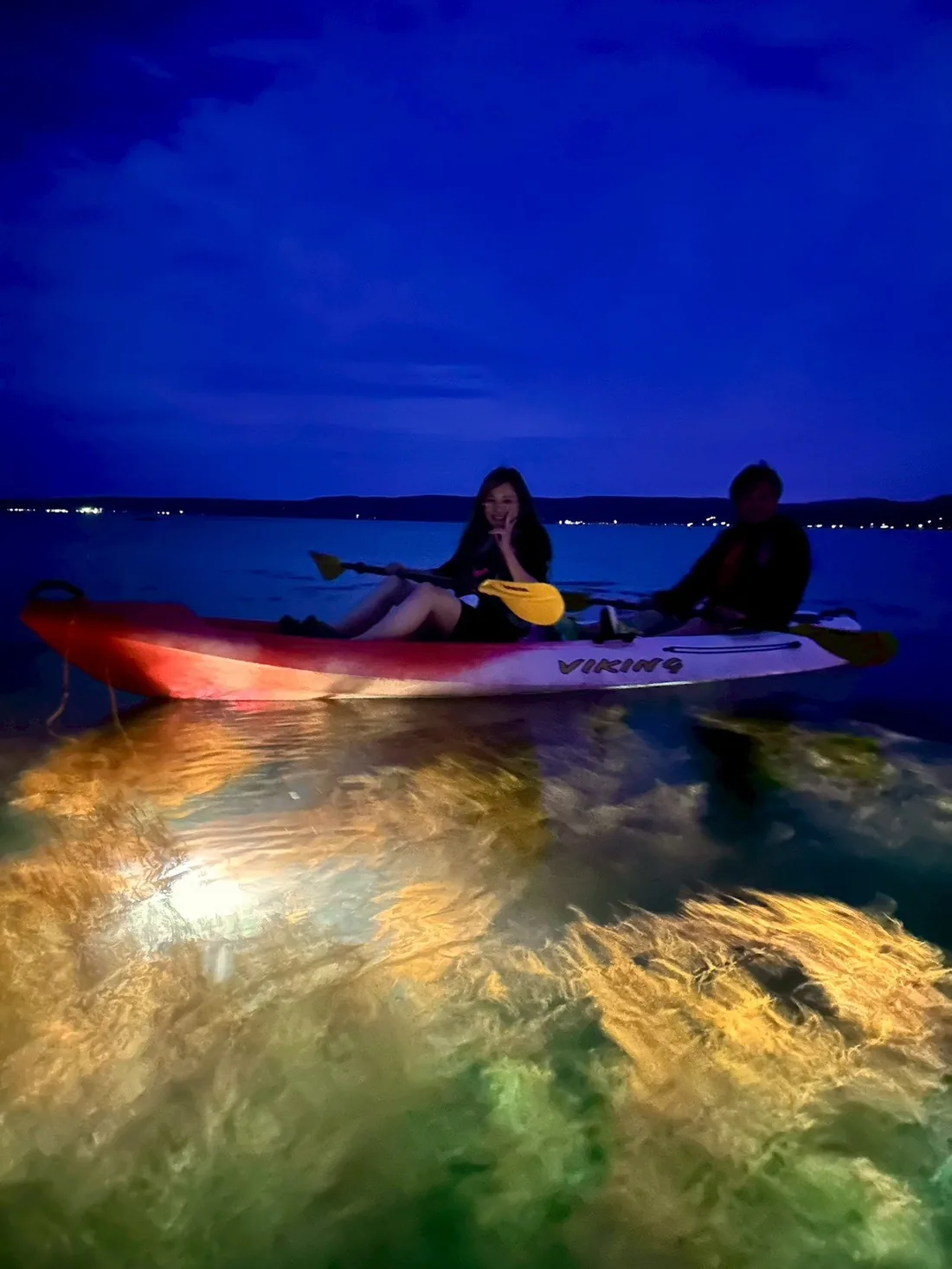 夕方の海で行われるカヤック体験の様子
