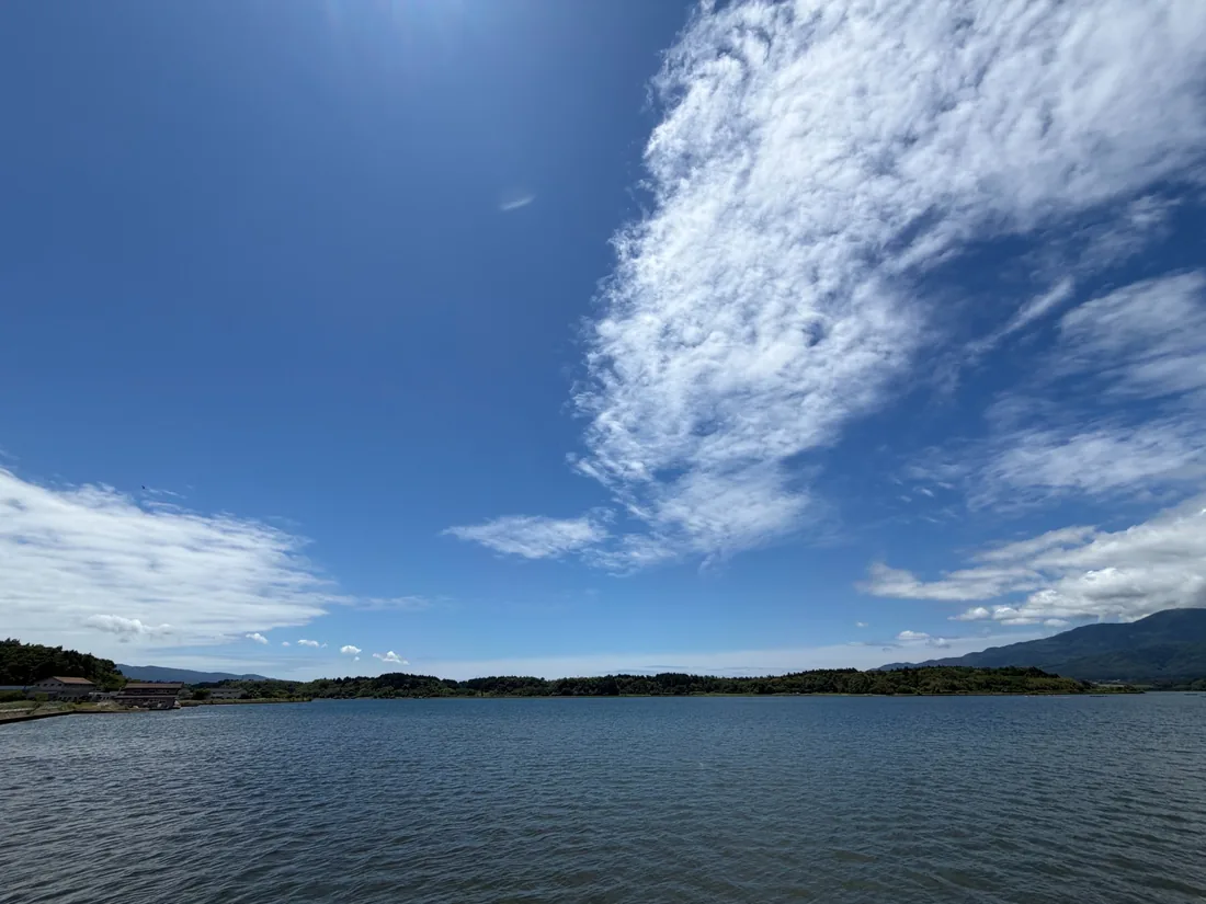 湖と山並みが広がる穏やかな水辺
