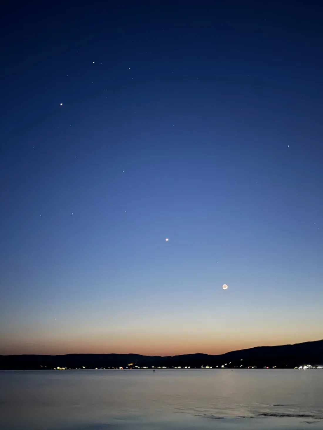 月と星が浮かぶ佐渡の夜空