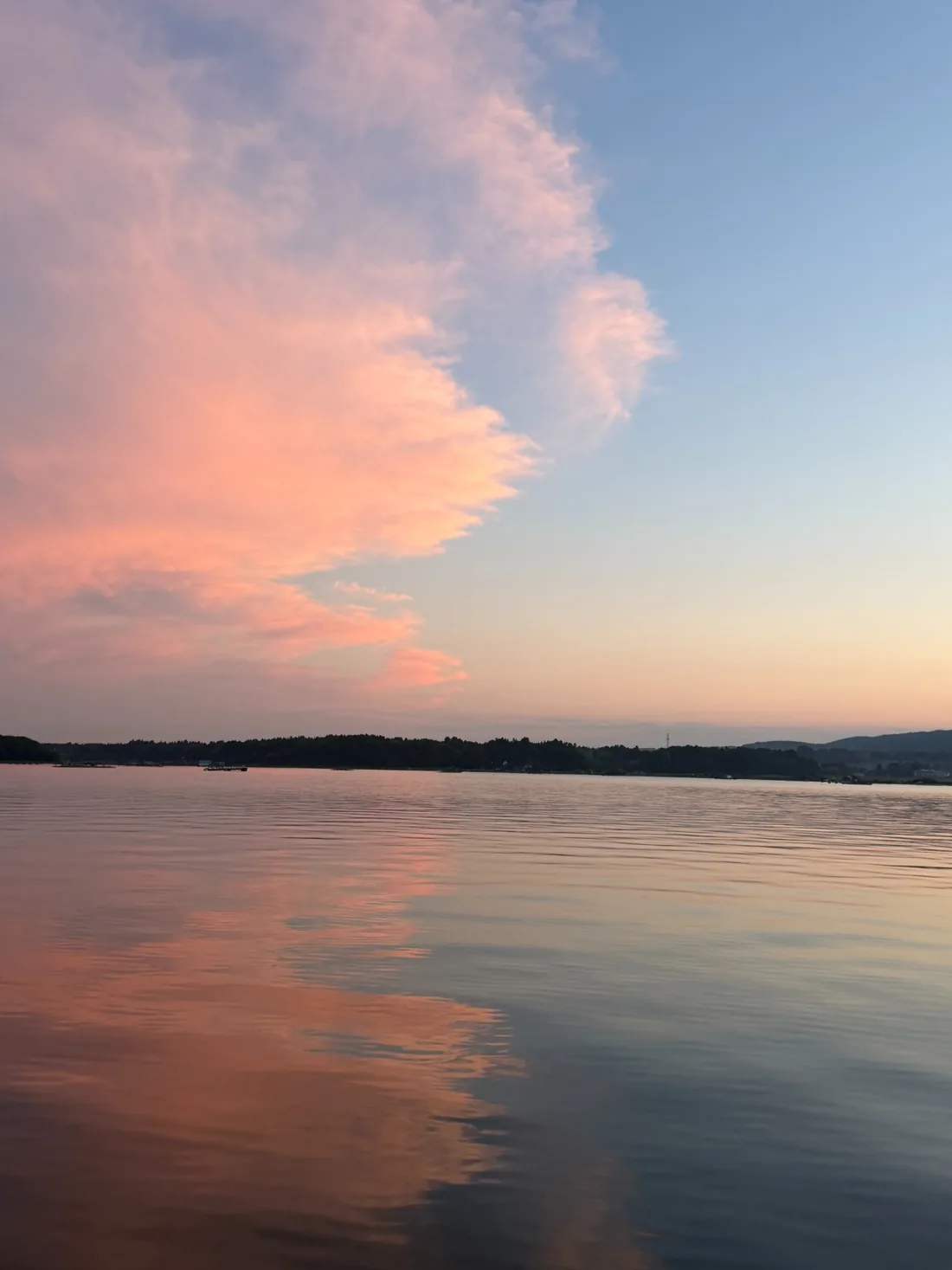 夕暮れに染まる佐渡の海辺